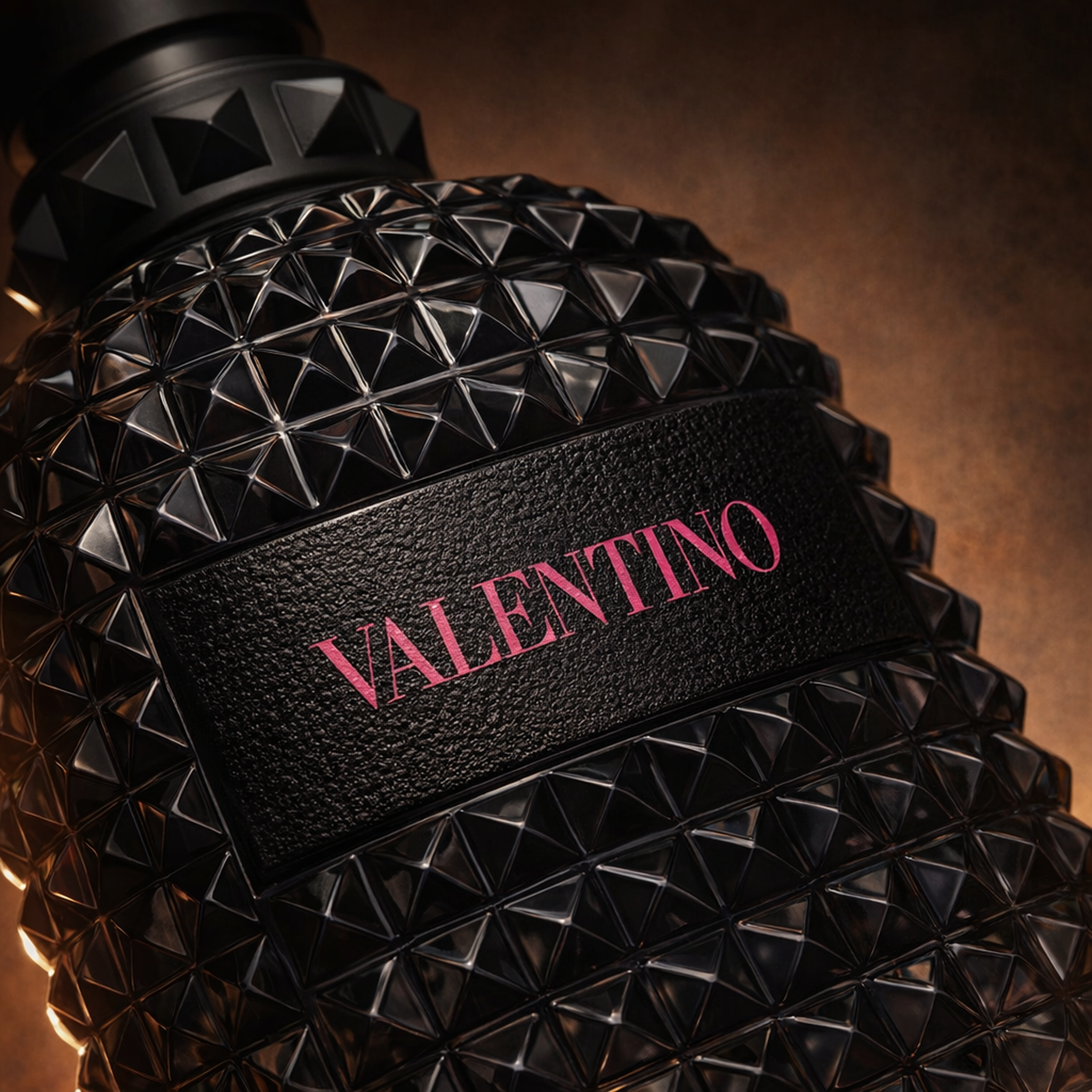 Valentino Uomo Born in Roma Extradose Parfum macro label detail gallery showcase