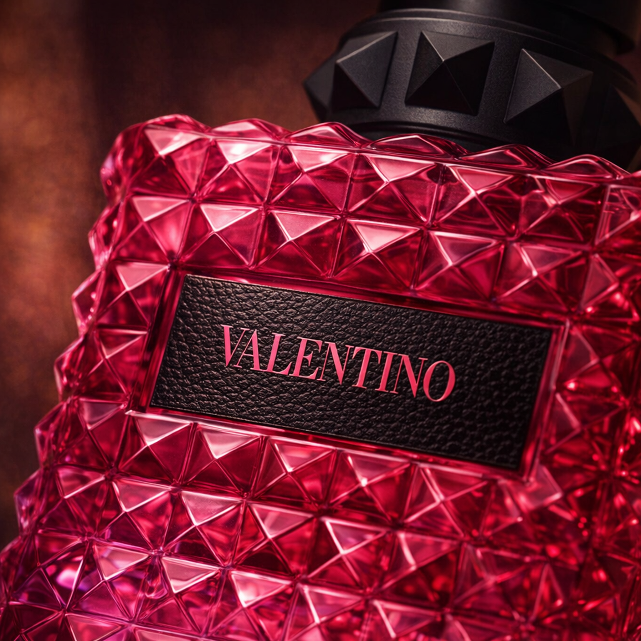 Valentino Donna Born in Roma Extradose Parfum macro label detail gallery showcase