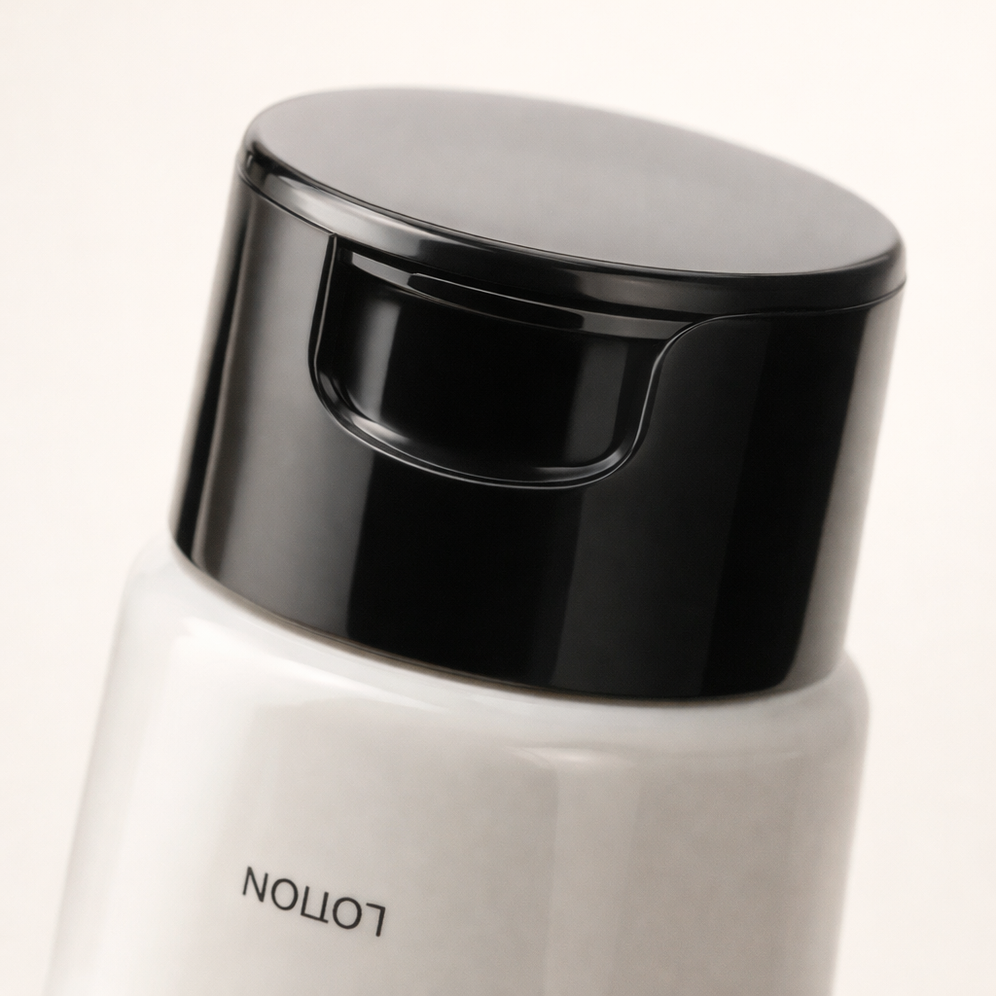 Roccobarocco Tre Body Lotion cap macro detail gallery showcase